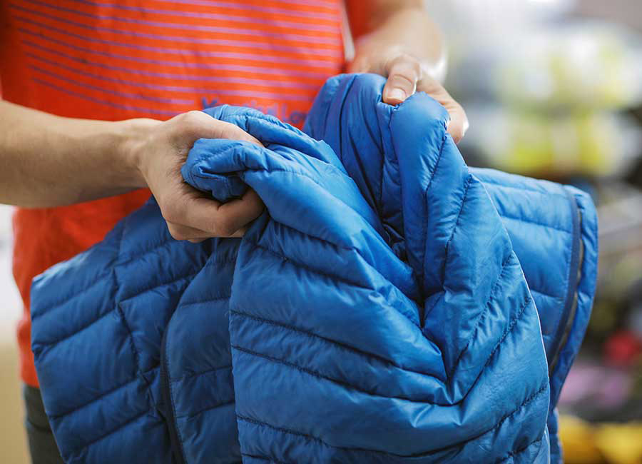 Как стирать пуховики, зимние и демисезонные куртки на синтепоне
